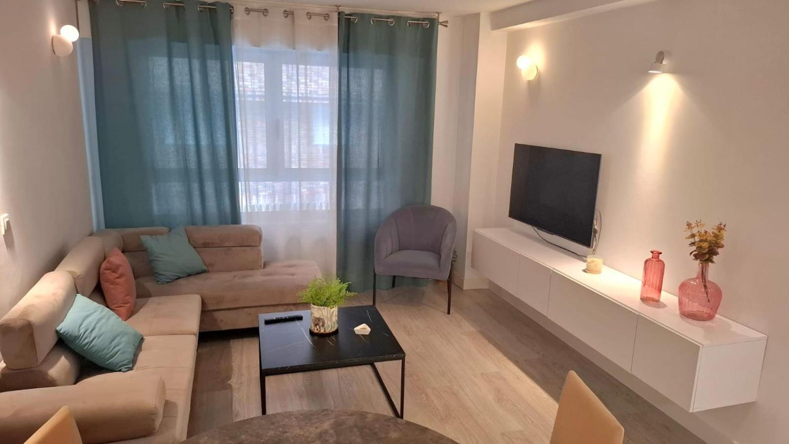 Moderno Apartamento Con Garaje Privado En El Centro De Виго Екстериор снимка